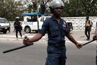 A mentally ill man has stormed the bank with a gun in an attempt to shoot, clashes with the Ghana police servicemen.