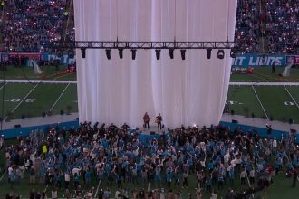 Political News: Power outage briefly interrupts NFL halftime show in Detroit – CNN