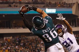eagles-pro-bowl-te-awaiting-additional-test-result