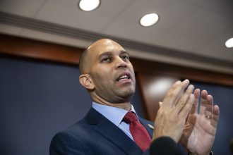 top-democrat-likens-trump-to-‘arsonist’-over-iran-tensions