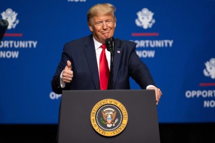 trump-responds-to-viral-‘orange-face’-photo:-it’s-‘more-fake-news’