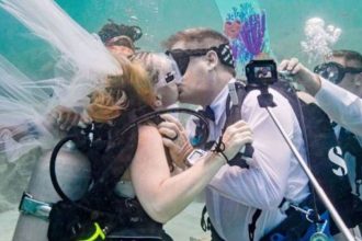 Couples-wed-32ft-down-the-sea-to-set-a-record-(Photos)
