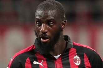 Tiemoue Bakayoko has left Chelsea just in time, with transfer windows across Europe closing left right and centre. The central midfielder looked close to a return to AC Milan, where he had been on loan two seasons ago, but the move didn’t work out. TuttoMercatoWeb today explain exactly why. Earlier in the summer, Inter Milan were chasing much coveted central midfielder Sandro Tonali. AC were going to have to settle for unwanted Chelsea man Bakayoko on loan. But when AC Milan managed to pull off the coup of signing Tonali themselves, suddenly Bakayoko was an unnecessary extra. With not long left to conclude a deal, the Blues were back to square one. Luckily for them, Baka’s manager from his spell at Milan – Gennaro Gattuso – had moved to Napoli last season, and was still keen on bringing his old charge back to Serie A. In the end, this might work out for the best, for Milan, Bakayoko and Napoli.