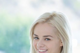 Elsa Jean was born in September 1996 in the city of Canton, located in Stark County, Ohio. She graduated from high school at the age of 16 and went on to visit George Mason University to prepare for entry and training as a surgical assistant. Elsa Jean (Canton, Ohio; September 1, 1996) is an American pornographic actress.
