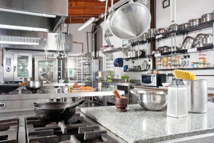 7 Factors to Consider While Buying Restaurant Kitchen Equipment
