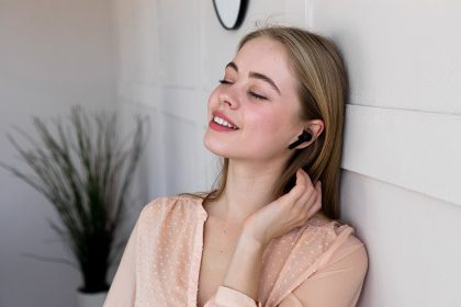 Cancelling Earbuds