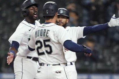 Mariners rally late to stun Giants 8-7 in 10 innings