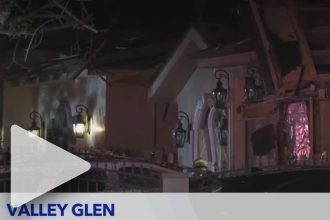 Valley Glen explosion leaves 2 men hospitalized