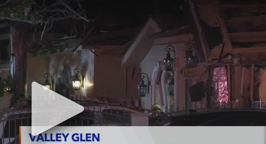 Valley Glen explosion leaves 2 men hospitalized