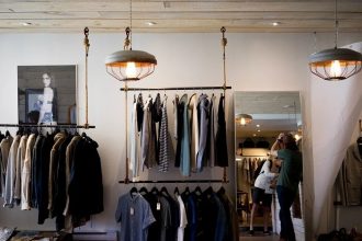Tips for Retail Businesses to Drive More Traffic with Attractive Signs