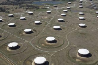 Falling U.S. crude stocks draw hedge fund attention: Kemp