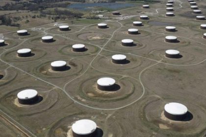 Falling U.S. crude stocks draw hedge fund attention: Kemp