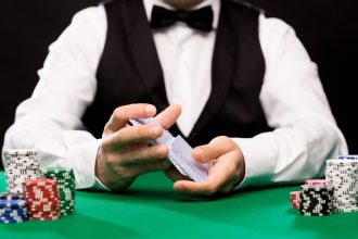 What is the role of a live dealer at an online casino?