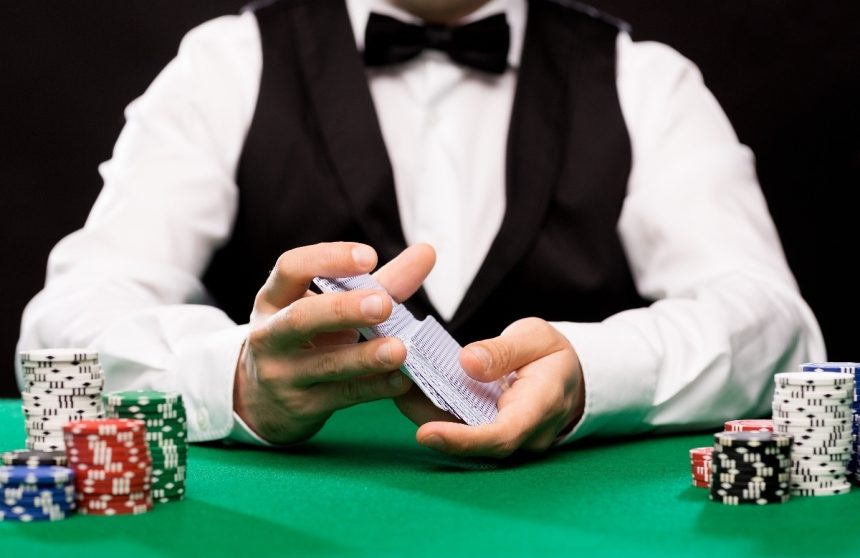 What is the role of a live dealer at an online casino?