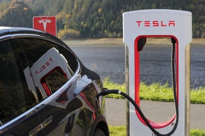 What are the main advantages of electric cars?