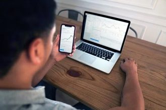 The main reasons why people get into trading vary depending on the person themselves and what they hope to gain from this experience. Some want to make money, and some want to be boss and others just like the thrill of the trade. What is your reason? This article will explore a few of the most common reasons people get into trading so you can find out what motivates you.