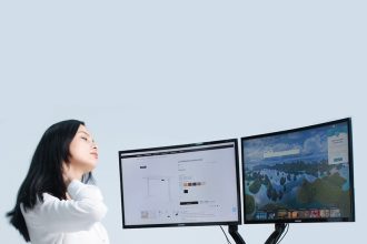 3 Reasons How Standing Desks Conquer Neck and Back Pain