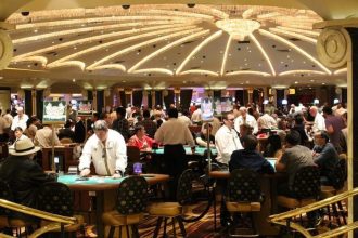 How to play the progressive jackpot game called The Diamond King