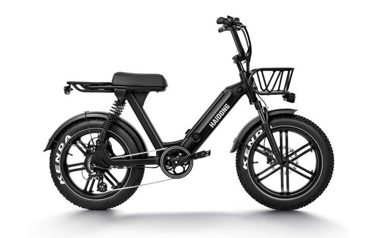 The autonomy that we achieve will also depend on the weight of the cyclist and the terrain to be covered. Someone who weighs 90 kilos and has to climb hills will not achieve the same performance as a cyclist who weighs 75 and performs a flat course. The same can be said about the bike. The normal thing is that they allow routes between 50 and 60 kilometers with pedaling assistance without problems. It will also vary with the amount of help it gives us, since the electric bike allows us to regulate how much we want the electric motor to push.