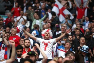 England fans mock Italy as they missed out on a second successive World Cup