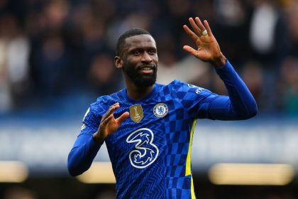 Roy Keane mocks Manchester United over their attempt to sign Chelsea defender.