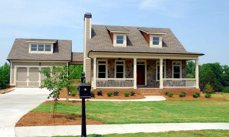 Adding a well-lit driveway will add curb appeal and value to your home. Not only will it make it easier for guests to find your house, but it will also create an inviting atmosphere.