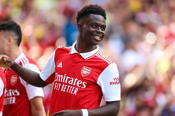 Theo Walcott reveals why Bukayo Saka should snub Manchester City and Liverpool amid transfer speculations.