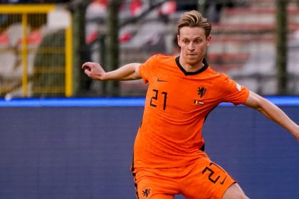 Rafael Van Der Vaart has encouraged Frenkie De Jong to make the Manchester United move.