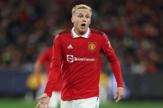 Donny Van de Beek makes a pledge to Erik Ten Hag.