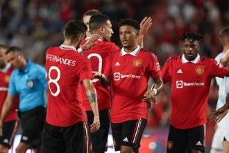 Jamie Carragher sends top-four warning to Manchester United.