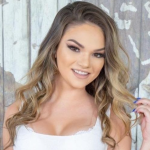 Athena Faris Biography, Net Worth, Photos, Height, Weight, Age, Measurements, and family