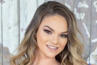 Athena Faris Biography, Net Worth, Photos, Height, Weight, Age, Measurements, and family