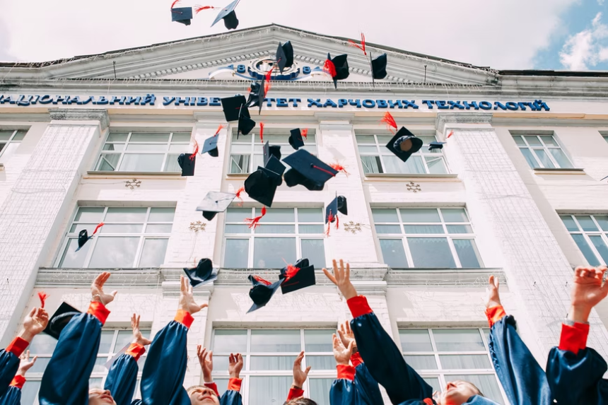 Struggling Student? Here are 5 Ways to Earn Money During College