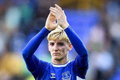 Anthony Gordon urged to stay at Everton for another season.