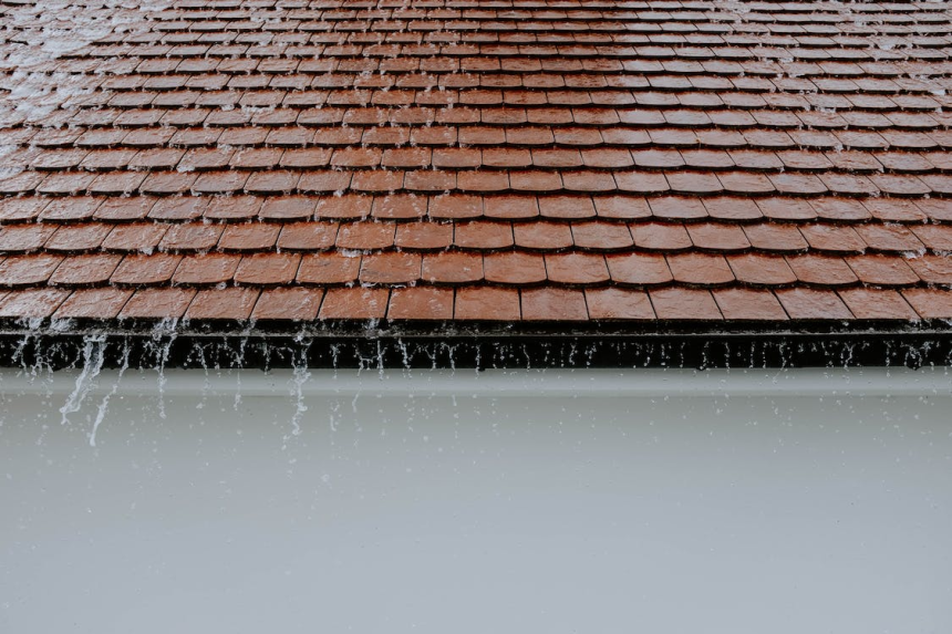 At What Point Should a Roof Be Replaced? Here Are 8 Signs