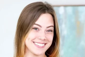 Avery Cristy Biography, Wiki, Net Worth, Husband, Family Background, Hot Photos, and Measurement.