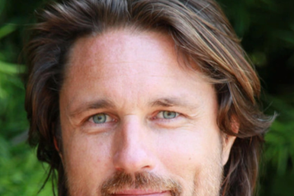 Martin Henderson Biography, Wiki, Net Worth, Height, Age, Measurement, Photos, Occupations, and More.