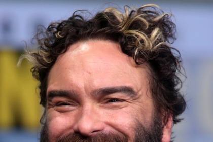 Johnny Galecki (American actor) Biography, Wiki, Net Worth, Age, Career, Height, Measurement, Photos, and More.