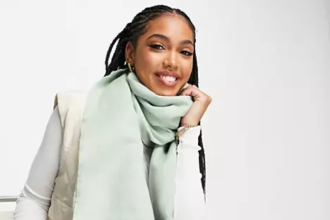 How to wear women's scarves? 5 fashionable ideas