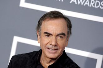 Neil Diamond’s Wiki, Net Worth, Spouse, Family Background, Hot Photos, Measurement, And More