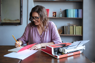 photo portrait of a mature woman journalist sitting at the table