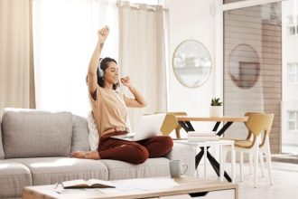 Embracing Distance: Expats Stay Linked to Homeland via Online Radio