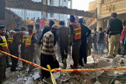 Pakistani bombing kills hundreds at Muslim festivity