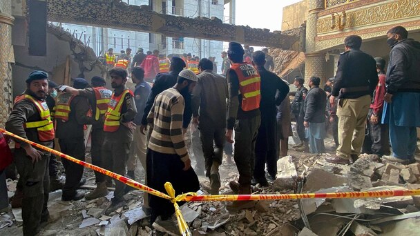 Pakistani bombing kills hundreds at Muslim festivity