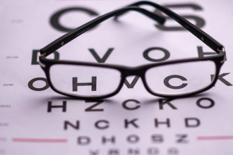 Understanding the Different Types of Eye Doctors: Optometrists vs. Ophthalmologists