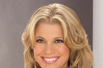 Vanna White: Biography, Early Life, Career, Net Worth, Personal Life and More.