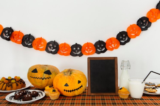 Impress Your Guests With These Incredible Halloween Store Decorations 
