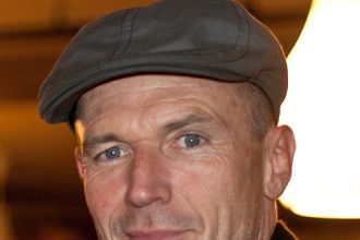 Toby Huss Biography, Net Worth, Age, Spouse, Career, & More.