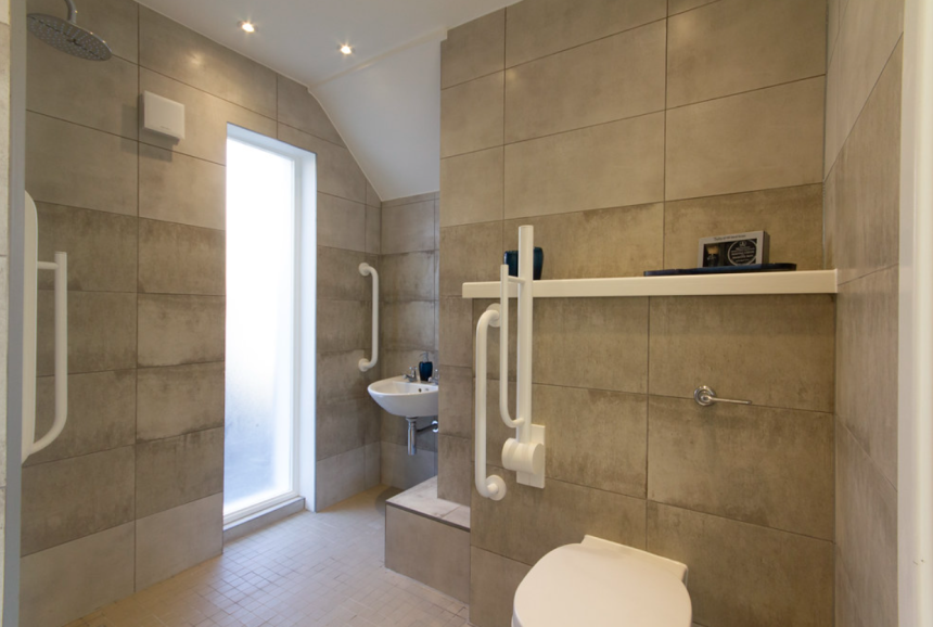 Exploring the Pros and Cons: Walk-in Showers vs Wet Rooms