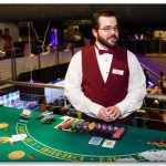 How much do online casino dealers make?